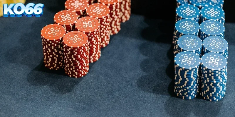 kinh-nghiem-danh-blackjack-ko66 Người chơi đang phân tích các lá bài Blackjack KO66 để đưa ra quyết định chiến thuật chuẩn xác